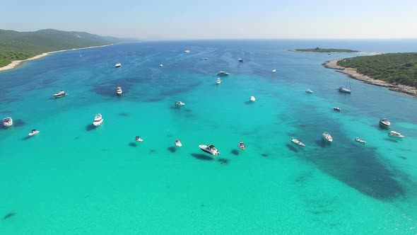 Flying over pleasure boats in a nautical paradise alt