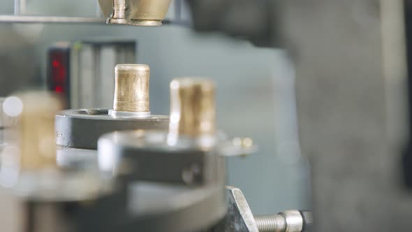 Automated assembly line for metal parts in the automotive industry alt