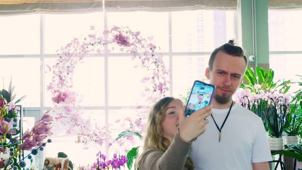 A Couple in Love Arranged a Photo Session Among the Flowers alt