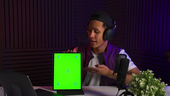 Professional Multiethnic Reviewer Talking About Application on Smartphone alt