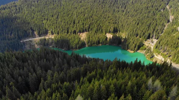 Mountain lake with turquoise water and green trees. Mountains, forest and lake. alt