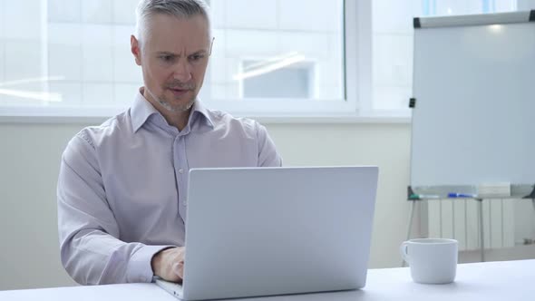 Loss Frustrated Businessman Working on Laptop alt