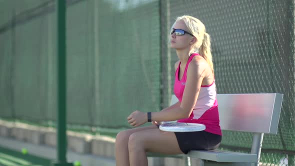 Women playing tennis. alt