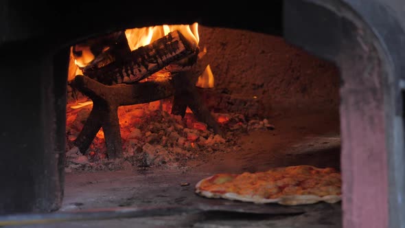Chef Cooking Italian Neapolita Pizza in Oven with Flame Fire Wood Strove Margarita in Cafe alt