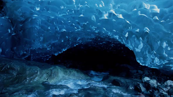Amazing shot of an ice cave in Iceland alt