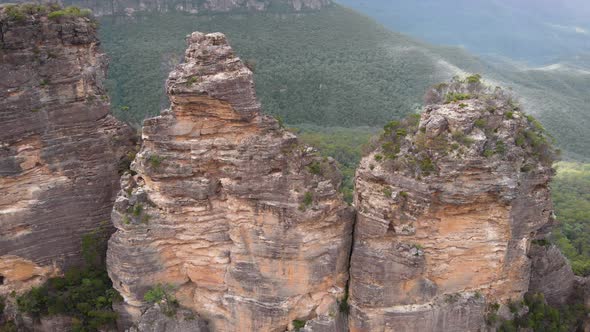 Blue Mountains National Park. Three Sisters, Beautiful Cliffs in the Middle of a Green Bush. Aerial alt