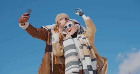 The woman with the robotic arm is posing for selfie Bionics Robotic-arm Hand prosthesis Baikal alt