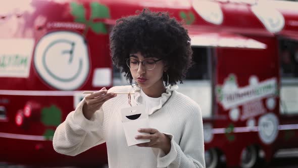 Outdoor lunch with street food alt