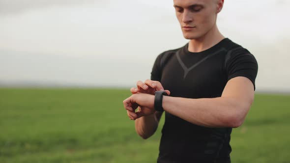 The Athlete is Including Training on His Sports Watch alt