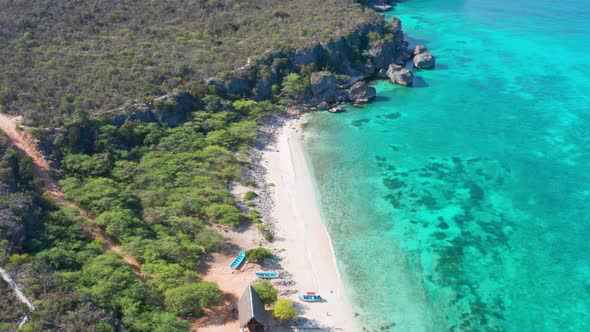 Cueva de los Pescadores, Pedernales. Aerial tilt-up descendent alt