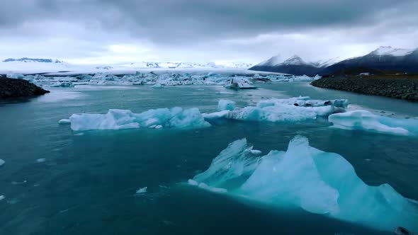 Scenic View of Icebergs in Jokulsarlon Glacier Lagoon Iceland at Dusk alt