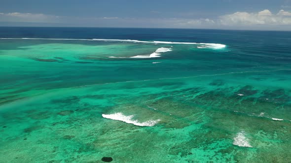 Mauritius island, waves in the Indian ocean, Coral reef in the Indian ocean alt