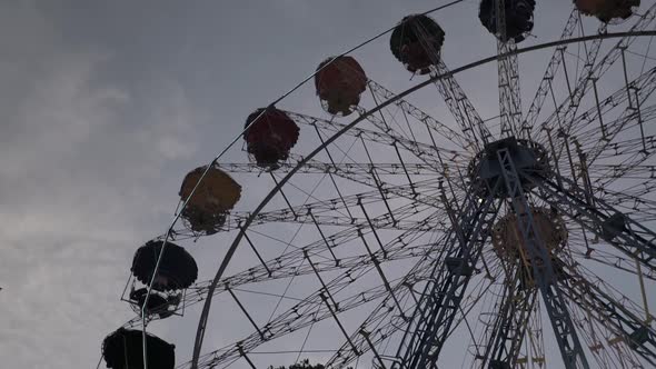 Rotating Ferris Wheel in a City Park. Evening. Dark. Kyiv. Ukraine alt