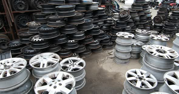Auto Parts Market Car Wheels Are on the Ground