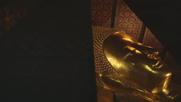 Thailand Gold Buddha Statue, Reclining Buddha at Temple of the Reclining Buddha in Bangkok, Enormous alt