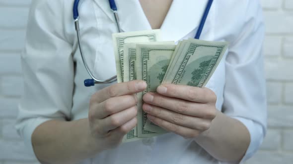 Doctor Salary in Hands alt