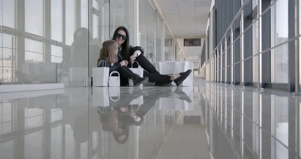 Happy Mother and Daughter with Shopping Bags in the Mall alt