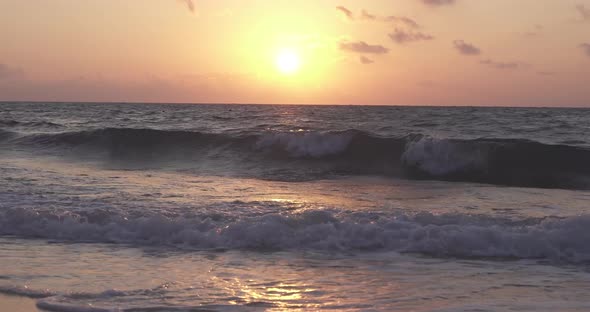 Mar al amanecer en Playa del Carmen