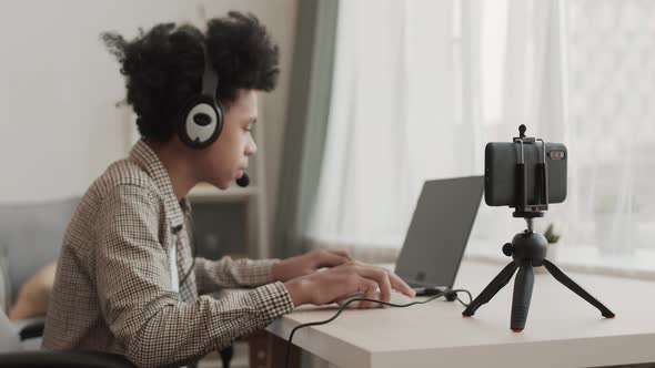 Smartphone Filming Young Computer Gamer alt