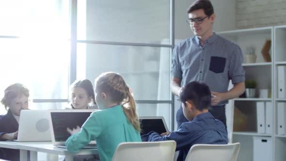 Children Typing on Computer alt