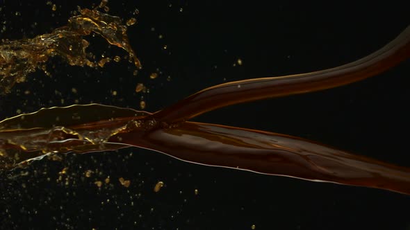 Pouring coffee and making splashes, Slow Motion alt