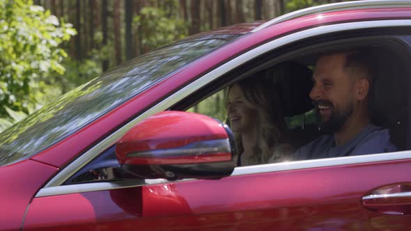 Video of happy couple going on a road trip. Shot with RED helium camera in 8K. alt