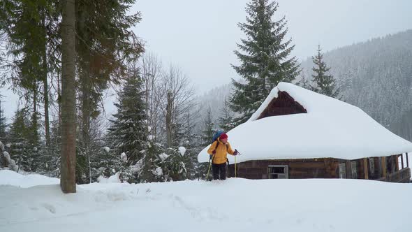 Tourist with a Backpack Travels in the Winter alt