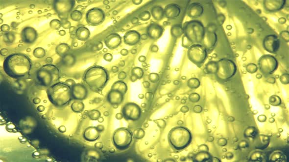 Sparkling Bubbles Water with a Slice of Lime alt