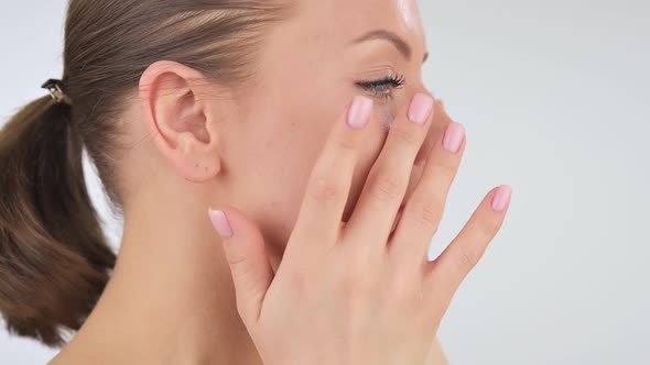 Beauty Portrait of Young Woman with Smooth Healthy Skin alt