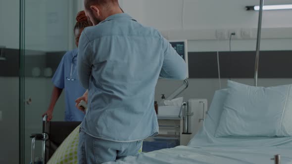 Nurse of African American Ethnicity Helping Pregnant Patient alt