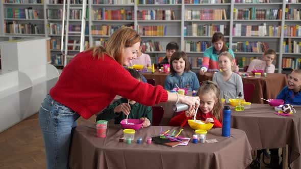 Teacher Making Slime with Students alt
