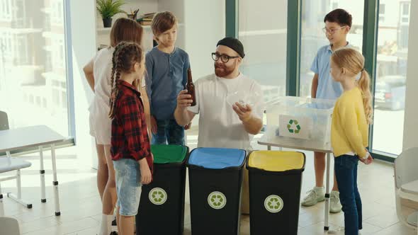 Male Teacher Tells About the Difference Between Plastic and Glass and Why They Should Not Be Thrown alt