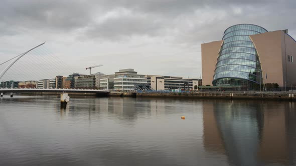 Time lapse of Liffey river with Samuel Beckett bridge and the Convention Centre Building with runnin alt