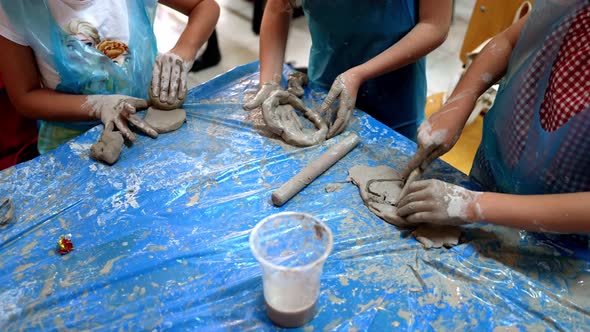 Children Make Shapes From Ceramic Mud alt