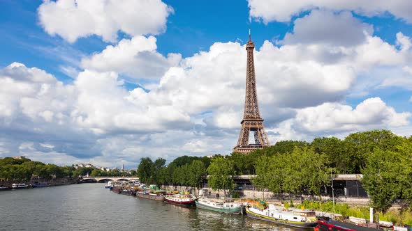 4K UHD timelapse of the Eiffel Tower - La tour Eiffel in Paris France