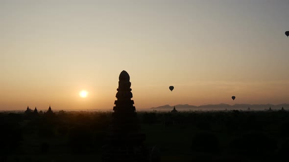 Balloons flying during sunrise over the Pagodas in Bagan alt