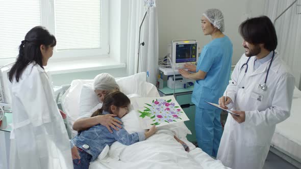 Family Vising Recovering Grandmother in Hospital alt