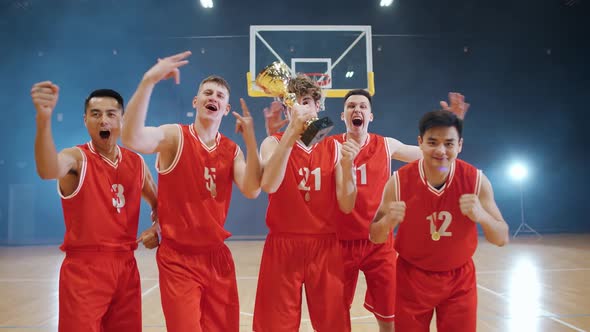 Emotions of Victory the Red Team of Basketball Players Shout and Rejoices at the Victory in alt