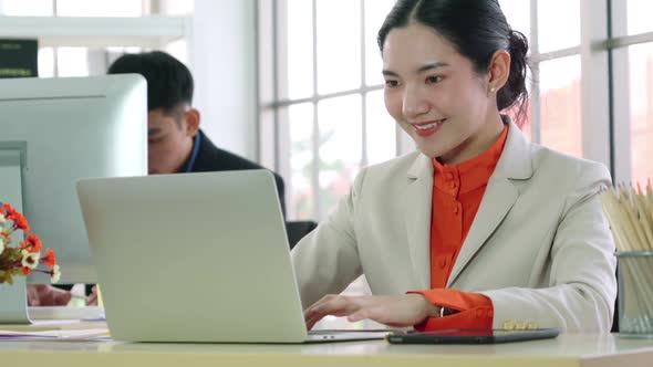 Business People Working at Table in Modern Office alt