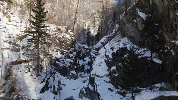 Deep Gorge in Winter alt