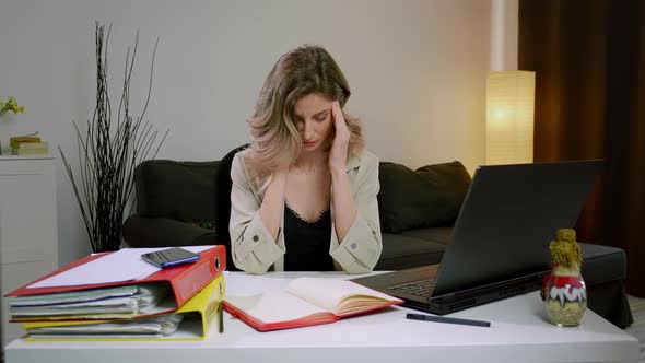 Exhausted woman expression tired face portrait. A day of hard work. alt