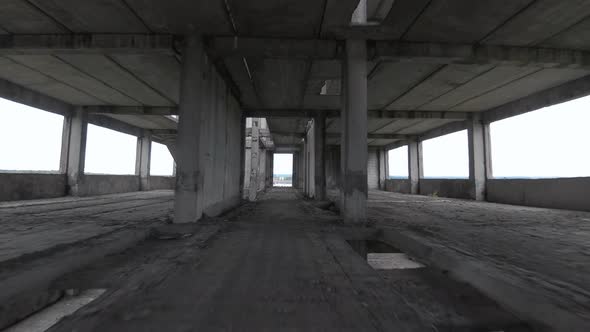 FPV Drone Flies Maneuverable Through an Abandoned Building alt