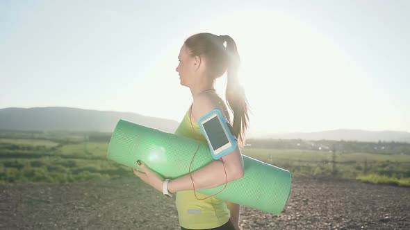Young Sports Woman Walking to do Evening Practice on Sunset alt