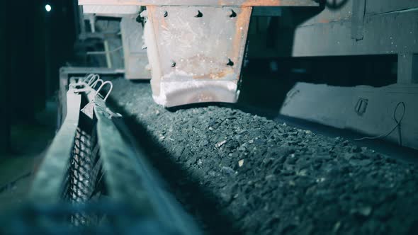 Conveyor Belt with Ground Mineral on It alt