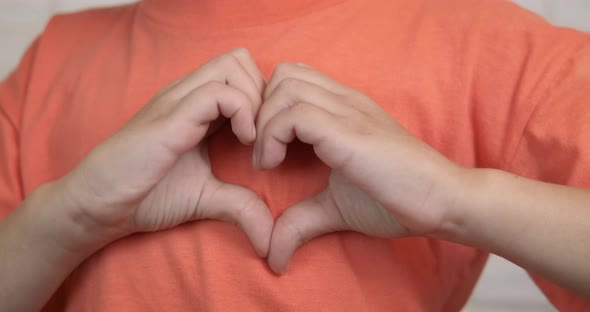 Making with Fingers Heart Shape alt