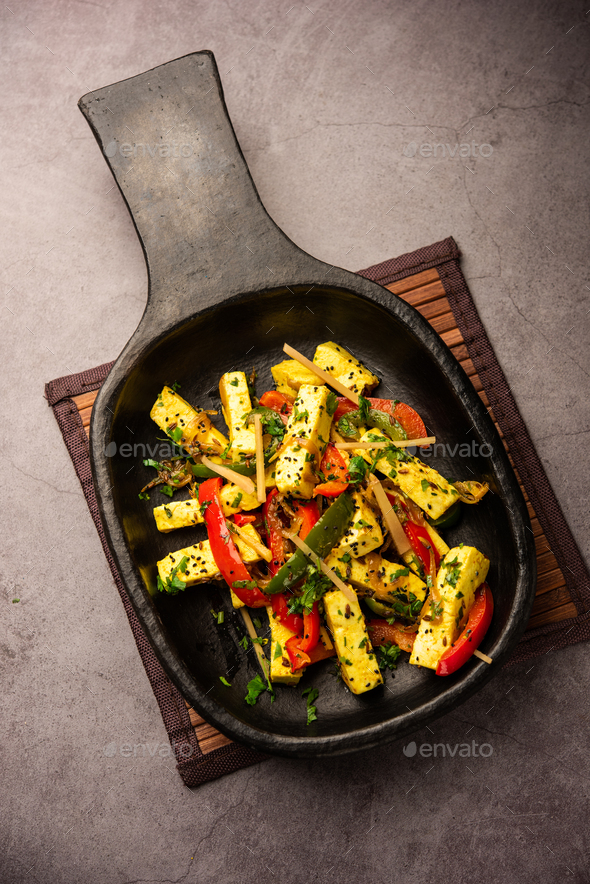 Paneer Jalfrezi - cottage cheese cooked with peppers and onion Stock ...