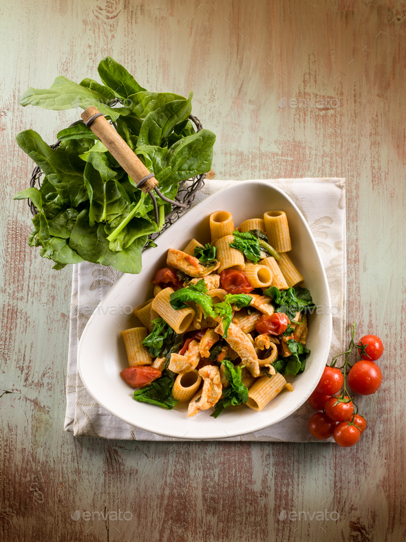 pasta with chicken chest spinach and tomatoes