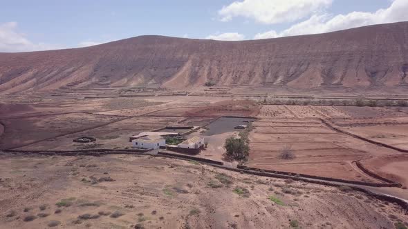 Lonely shepherd building in the middle of a desert, Fuerteventura, Spain alt