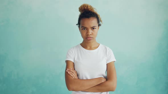 Portrait of Angry African American Lady Looking at Camera, Frowning and Expressing Disappointment alt