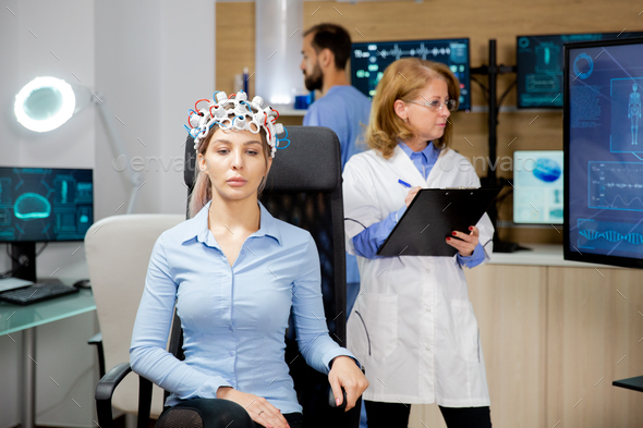 Doctor who monitors the patient\'s evolution during the neurology headset test and notes in the